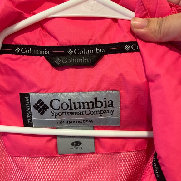 Women’s Columbia Jacket. - Picture 2 of 3